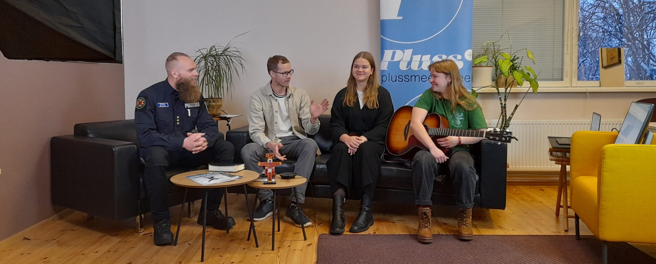 Hommikupalvus koos politseiniku ja misjonipraktikantidega